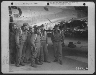 Lt Greene And Crew 15-3-45.jpg